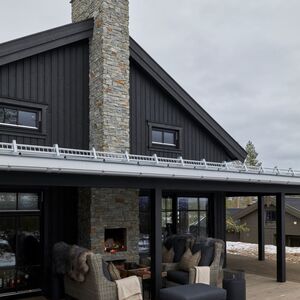 Jeden z norských domů snů, součástí jeho fasády a terasy jsou prkna ošetřené Královskou impregnací