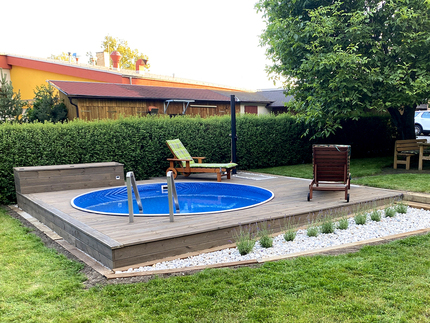 Elegantní obložení bazénu terasovými prkny KI Duo v hnědé barvě u rodinného domu  Elegantní obložení bazénu terasovými prkny KI Duo v hnědé barvě u rodinného domu