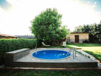 Elegantní obložení bazénu terasovými prkny KI Duo v hnědé barvě u rodinného domu  Elegantní obložení bazénu terasovými prkny KI Duo v hnědé barvě u rodinného domu