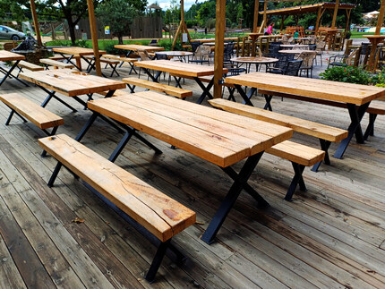 Stoly a lavice ze zahradních půlených pražců 75x260 mm a kovových nohou ve tvaru X z galvanicky pozinkované oceli s práškovou vypálenou povrchovou úpravou v barvě černý polomat. Zakázková výroba Impregnace Soběslav.  