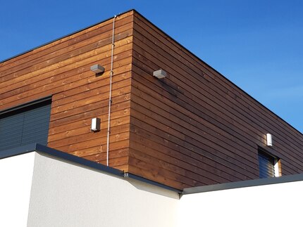 Detail fasády obložené venkovními palubkami Horizont, produkt je ošetřen Profi impregnací (vakuově-tlaková impregnace). Detail fasády obložené venkovními palubkami Horizont, produkt je ošetřen Profi impregnací (vakuově-tlaková impregnace).