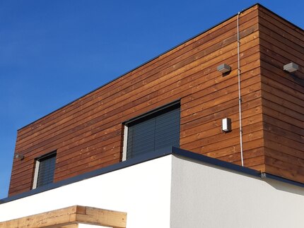 Detail fasády rodinného domu, která je obložena venkovními palubkami z borovice Horizont. Produkt je impregnován vakuově-tlakovou impregnací. Detail fasády rodinného domu, která je obložena venkovními palubkami z borovice Horizont. Produkt je impregnován vakuově-tlakovou impregnací.