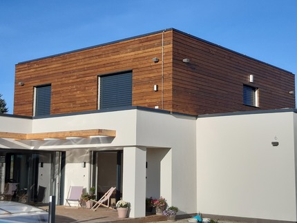 Detail fasády domu, která je obložena venkovními palubkami Horizont. Palubky z borovice jsou ošetřeny technologií Profi impregnace. Detail fasády domu, která je obložena venkovními palubkami Horizont. Palubky z borovice jsou ošetřeny technologií Profi impregnace.