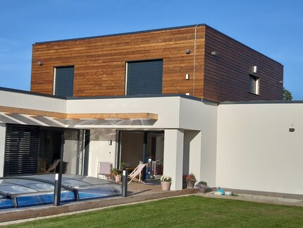Palubka venkovní Horizont z borovice, formát 19x140x4000 mm na fasádě rodinného domu. Produkt je ošetřen Profi impregnací.