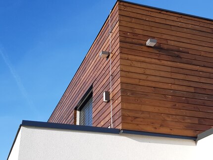 Detail obložení fasády rodinného domu - palubka venkovní Horizont z borovice, formát 19x140x4000 mm. Produkt je ošetřen Profi impregnací. Detail obložení fasády rodinného domu - palubka venkovní Horizont z borovice, formát 19x140x4000 mm. Produkt je ošetřen Profi impregnací.