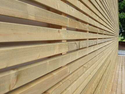 Detail fasádního obkladu RHOMBUS, profil 27x68x5400 mm, produkt je ošetřen Profi impregnací. Detail fasádního obkladu RHOMBUS, profil 27x68x5400 mm, produkt je ošetřen Profi impregnací.