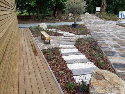 Detail elegantní vazby fasádního obkladu Rhombus a terasových prken - oba produkty jsou impregnované vakuově-tlakovou impregnací, která chrání dřevo v exteriéru přes výkyvy počasí i škůdci. Detail elegantní vazby fasádního obkladu Rhombus a terasových prken - oba produkty jsou impregnované vakuově-tlakovou impregnací, která chrání dřevo v exteriéru přes výkyvy počasí i škůdci.