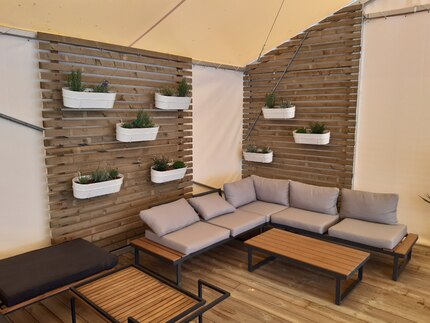 Ukázka elegantního využití impregnovaného fasádního obkladu RHOMBUS a terasových prken - oba produkty jsou ošetřeny technologií vakuově-tlakové impregnace. Ukázka elegantního využití impregnovaného fasádního obkladu RHOMBUS a terasových prken - oba produkty jsou ošetřeny technologií vakuově-tlakové impregnace.