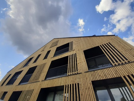 Fasáda apartmánového domu obložena fasádním obkladem RHOMBUS ze severského smrku. Produkt je impregnován Profi impregnací (vakuově-tlaková impregnace). Fasáda apartmánového domu obložena fasádním obkladem RHOMBUS ze severského smrku. Produkt je impregnován Profi impregnací (vakuově-tlaková impregnace).