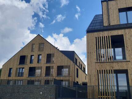 Fasáda apartmánového domu obložena fasádním obkladem RHOMBUS ze severského smrku, produkt je ošetřen Profi impregnací. Fasáda apartmánového domu obložena fasádním obkladem RHOMBUS ze severského smrku, produkt je ošetřen Profi impregnací.