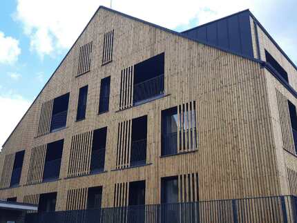 Detail fasády obložené fasádním obkladem RHOMBUS ze severského smrku, produkt je ošetřen vakuově-tlakovou impregnací (Profi impregnace) Detail fasády obložené fasádním obkladem RHOMBUS ze severského smrku, produkt je ošetřen vakuově-tlakovou impregnací (Profi impregnace)