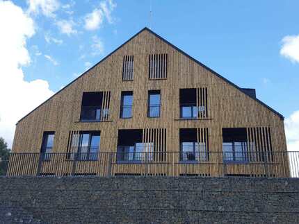 Detail fasády obložené fasádním obkladem RHOMBUS ze severského smrku, produkt je ošetřen vakuově-tlakovou impregnací (Profi impregnace). Díky tomu je dřevo v exteriéru dokonale chráněné před vlivy počasí, škodlivým hmyzem, plísní i houbami. Detail fasády obložené fasádním obkladem RHOMBUS ze severského smrku, produkt je ošetřen vakuově-tlakovou impregnací (Profi impregnace). Díky tomu je dřevo v exteriéru dokonale chráněné před vlivy počasí, škodlivým hmyzem, plísní i houbami.