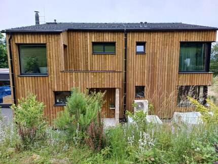 Detail obložení fasády rodinného domu venkovními palubkami z borovice Vertikal, formát 19x140x4000 mm, Profi impregnace (vakuově-tlaková impregnace) Detail obložení fasády rodinného domu venkovními palubkami z borovice Vertikal, formát 19x140x4000 mm, Profi impregnace (vakuově-tlaková impregnace)