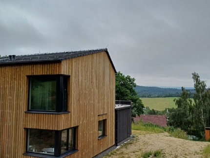 Obložení fasády rodinného domu venkovními palubkami z borovice Vertikal. Palubky jsou impregnované vakuově-tlakovou impregnací (Profi impregnace) Obložení fasády rodinného domu venkovními palubkami z borovice Vertikal. Palubky jsou impregnované vakuově-tlakovou impregnací (Profi impregnace)