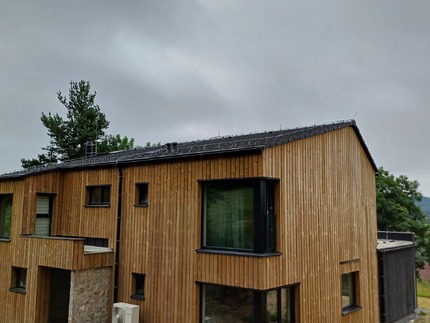 Detail dřevěného obložení fasády rodinného domu. Venkovní palubky Vertikal dodávají domu elegantní přírodní vzhled, navíc díky vakuově-tlakové impregnaci zajišťují maximální ochranu dřeva v exteriéru. 