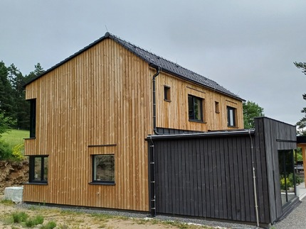 Rodinný dům na Šumavě obložený venkovní palubkami Vertikal z borovice. Palubky jsou ošetřeny technologií Profi impregnace (vakuově-tlaková impregnace) Rodinný dům na Šumavě obložený venkovní palubkami Vertikal z borovice. Palubky jsou ošetřeny technologií Profi impregnace (vakuově-tlaková impregnace)