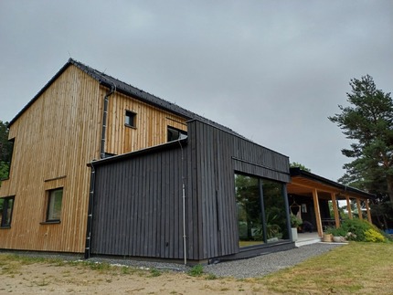 Díky technologii vakuově-tlakové impregnace obložení z přírodního dřeva na fasádě domu je životnost dřeva v exteriéru výrazně vyšší. Palubka venkovní Vertikal z borovice, formát 19x140x4000 mm, Profi impregnace. Díky technologii vakuově-tlakové impregnace obložení z přírodního dřeva na fasádě domu je životnost dřeva v exteriéru výrazně vyšší. Palubka venkovní Vertikal z borovice, formát 19x140x4000 mm, Profi impregnace.