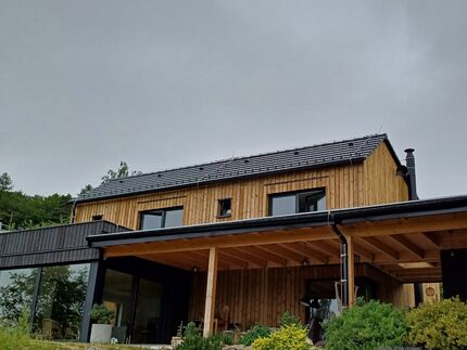 Opláštění fasády rodinného domu impregnovanými hoblovanými prkny z borovice, formát 20x140 mm, vakuově-tlaková impregnace (Profi impregnace)
