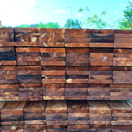 Detail hran terasových prken PRO z borovice. Produkt je impregnován Profi impregnací (vakuově-tlaková impregnace)