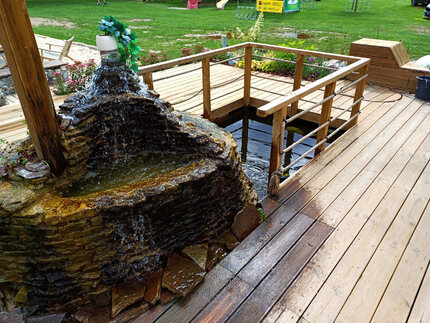 Zahradní terasa z impregnovaných terasových prken z borovice ve sportovně relaxačním areálu Hluboká nad Vltavou, formát 25x130 mm, Profi impregnace.   