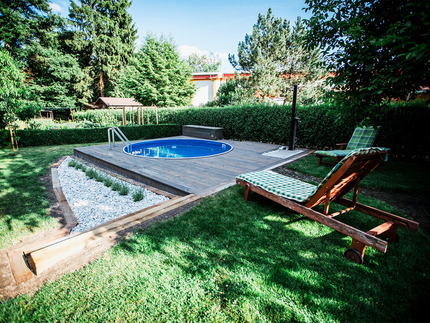 Elegantní obložení bazénu terasovými prkny KI Duo v hnědé barvě u rodinného domu  Elegantní obložení bazénu terasovými prkny KI Duo v hnědé barvě u rodinného domu