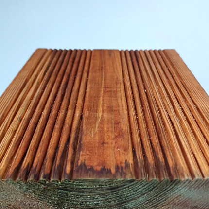 Detail terasového prkna PRO ze severské borovice, produkt je ošetřen Profi impregnací.  Detail terasového prkna PRO ze severské borovice, produkt je ošetřen Profi impregnací.