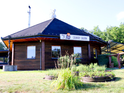 Budova restaurace Country Saloon Řípec je nově obložena fasádním obkladem KI Tradice v elegantní hnědé barvě. 