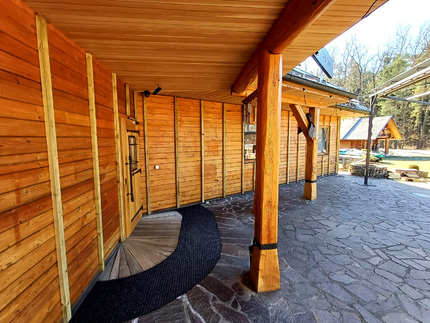 Obložení stylové restaurace Country Saloon Řípec fasádním obkladem KI Tradice. Obkladová prkna ze severské borovice (formát: síla 19 mm a šířka 148 mm) ošetřená Královskou impregnací, zaručují nejen dlouhou životnost, ale i dokonalý přírodní vzhled. 
