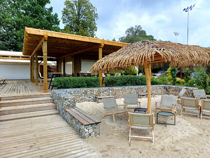 Pergola z impregnovaných hranolů 120x140 mm, v popředí terasa z impregnovaných prken. 