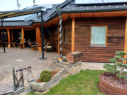 Budova restaurace Country Saloon Řípec je nově obložena fasádním obkladem KI Tradice v elegantní hnědé barvě. 