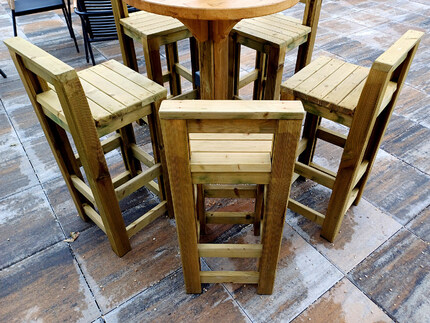 Praktické barové stoličky z impregnovaných hranolů (45x70 mm) a rhombus profilů 27x68 mm. Praktické barové stoličky z impregnovaných hranolů (45x70 mm) a rhombus profilů 27x68 mm.