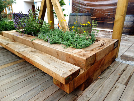 Detail nadzemního záhonu z impregnovaných zahradních pražců z borovice, Profi impregnace.  Detail nadzemního záhonu z impregnovaných zahradních pražců z borovice, Profi impregnace.