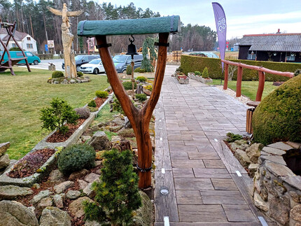 Praktický chodník z impregnovaných zahradních pražců v prostorách stylové restaurace Country Saloon Řípec. Profi impregnace zvyšuje ochranu dřeva v exteriéru.  Praktický chodník z impregnovaných zahradních pražců v prostorách stylové restaurace Country Saloon Řípec. Profi impregnace zvyšuje ochranu dřeva v exteriéru.