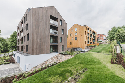 Obkladová prkna KI Trend v šedém a okrovém odstínech na fasádách budov hotelového komplexu JBX Resort Avenue v Lipně nad Vltavou. Zakázková výroba Impregnace Soběslav. 