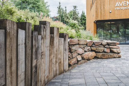 Ohraničení terénu ze zahradních pražců u příjezdové cesty k luxusnímu hotelovému komplexu JBX Resort Avenue v centru Lipna nad Vltavou.   Ohraničení terénu ze zahradních pražců u příjezdové cesty k luxusnímu hotelovému komplexu JBX Resort Avenue v centru Lipna nad Vltavou.