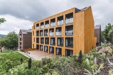 Fasáda luxusního komplexu JBX Resort Avenue na Lipně je obložena obkladem KI Trend v okrové a šedé barvě.    Fasáda luxusního komplexu JBX Resort Avenue na Lipně je obložena obkladem KI Trend v okrové a šedé barvě.