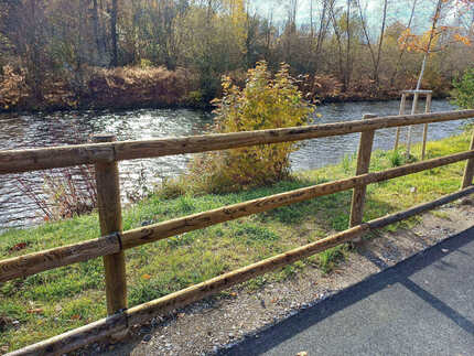 Detail z&aacute;bradl&iacute; z impregnovan&yacute;ch palis&aacute;d a impregnovan&yacute;ch sloupků (oboje Profi impregnace) na nov&eacute; cyklostezce v Česk&eacute;m Krumlově.  