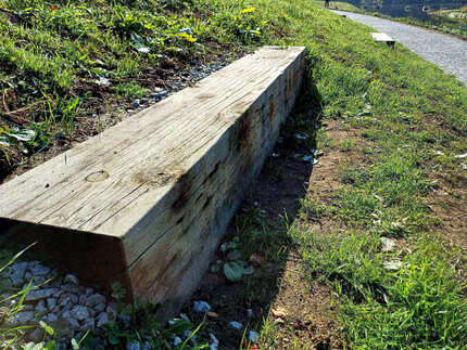 Detail lavičky z impregnovan&eacute;ho dubov&eacute;ho hranolu (Profi impregnace) na zrevitalizovan&eacute;m SLunečn&iacute;m ostrově v Česk&yacute;ch Budějovic&iacute;ch, zak&aacute;zkov&aacute; v&yacute;roba Impregnace Soběslav.  