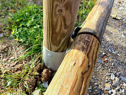 Detail kotven&iacute; z&aacute;bradl&iacute; z impregnovan&yacute;ch sloupků a impregnovan&yacute;ch palis&aacute;d (oboje Profi impregnace) na nov&eacute; cyklostezce v Česk&eacute;m Krumlově.