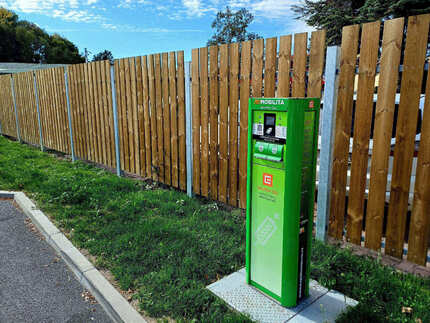 Detail plotových prken z borovice s rovným čelem (formát 20x140x20000 mm) ošetřených Profi impregnací, oplocení areálu prodejny Billa v Žatci. Detail plotových prken z borovice s rovným čelem (formát 20x140x20000 mm) ošetřených Profi impregnací, oplocení areálu prodejny Billa v Žatci.