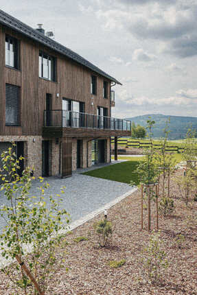 Budova projektu Chalet Kovářov je obložena fasádním obkladem KI Trend v šedém odstínu. Královská impregnace dlouhodobě chrání dřevo v exteriéru.  Budova projektu Chalet Kovářov je obložena fasádním obkladem KI Trend v šedém odstínu. Královská impregnace dlouhodobě chrání dřevo v exteriéru.