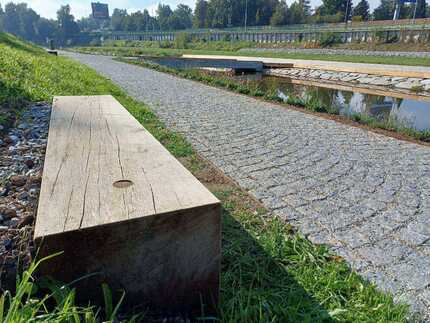 Lavice z impregnovaných hranolů Profi impregnace, formát 40x40 cm na Slunečním ostrově v Českých Budějovicích. Pro tento účel byly speciálně vybrané více jak 200 let staré duby.  Lavice z impregnovaných hranolů Profi impregnace, formát 40x40 cm na Slunečním ostrově v Českých Budějovicích. Pro tento účel byly speciálně vybrané více jak 200 let staré duby.