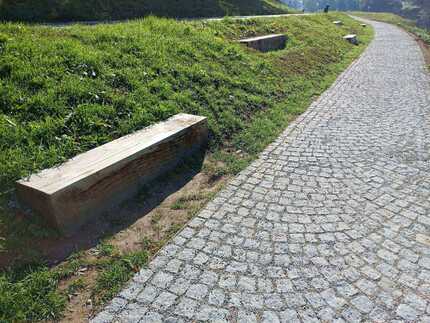 Lavice z impregnovaného dubového hranolu, formát 40x40 cm (Profi impregnace), projekt Sluneční ostrov v Českých Budějovicích.   Lavice z impregnovaného dubového hranolu, formát 40x40 cm (Profi impregnace), projekt Sluneční ostrov v Českých Budějovicích.