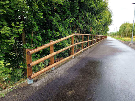 Detail nového zábradlí kolem cyklostezky u Veselí nad Lužnicí z impregnovaných palisád o prům. 10 cm a sloupků o průměru 12 cm (technologie Profi impregnace) 