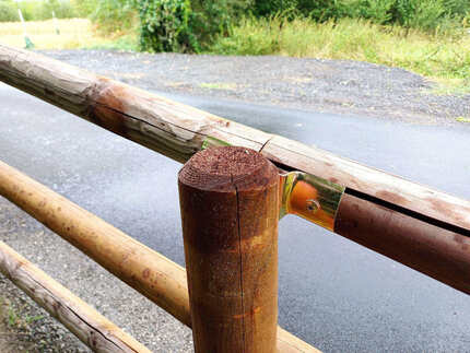Detail nového zábradlí kolem cyklostezky u Veselí nad Lužnicí z impregnovaných palisád o prům. 10 cm a sloupků o průměru 12 cm (technologie Profi impregnace) 