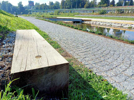 Lavička z dubov&eacute;ho hranolu o&scaron;etřen&eacute;ho technologi&iacute; Profi impregnace, kter&aacute; př&iacute;rodn&iacute;mu dřevu poskytuje dlouhou životnost, Slunečn&iacute; ostrv v Česk&yacute;ch Budějovic&iacute;ch, zak&aacute;zkov&aacute; v&yacute;roba Impregnace Soběslav.   