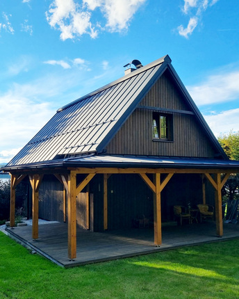 Obložení fasády rekreačního domu fasádním obkladem KI Trend v šedém odstínu. 