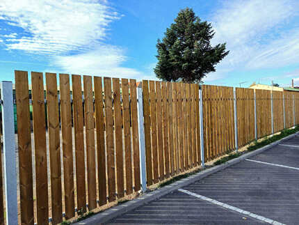 Detail impregnovaných plotových prken s rovným čelem (formát 20x140x20000 mm) ošetřených technologií Profi impregnace, oplocení areálu prodejny Billa v Žatci. Detail impregnovaných plotových prken s rovným čelem (formát 20x140x20000 mm) ošetřených technologií Profi impregnace, oplocení areálu prodejny Billa v Žatci.