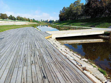 Detail konstrukce paluby u Vltavy na Slunečním ostrově v Českých Budějovicích, v pozadí dřevěná lávka. Paluba byla vyrobena z dubových hranolů a klasických pražců o formátu 15x26 cm (oboje Profi impregnace). Detail konstrukce paluby u Vltavy na Slunečním ostrově v Českých Budějovicích, v pozadí dřevěná lávka. Paluba byla vyrobena z dubových hranolů a klasických pražců o formátu 15x26 cm (oboje Profi impregnace).