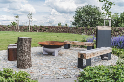 Kovová noha k lavičce z pražce, vvrobena z galvanicky pozinkované oceli s práškovou vypálenou povrchovou úpravou. Ideální na zahradu, např. k ohništi. Kovová noha k lavičce z pražce, vvrobena z galvanicky pozinkované oceli s práškovou vypálenou povrchovou úpravou. Ideální na zahradu, např. k ohništi.